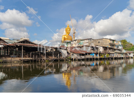 The Giant Golden Buddha in Wat Paknam Phasi Charoen Temple in Ph The Giant Golden Buddha in Wat Paknam Phasi Charoen Temple in Ph 69035344