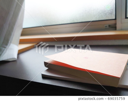 書和筆記本 書和筆記本 69035759