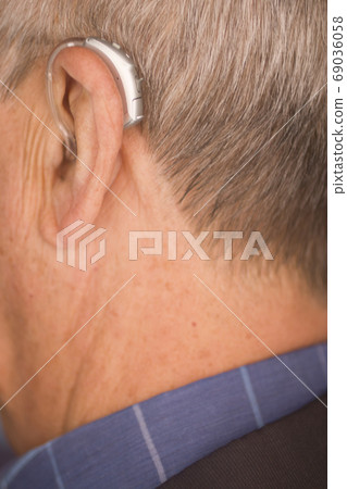 Man with hearing aid 69036058
