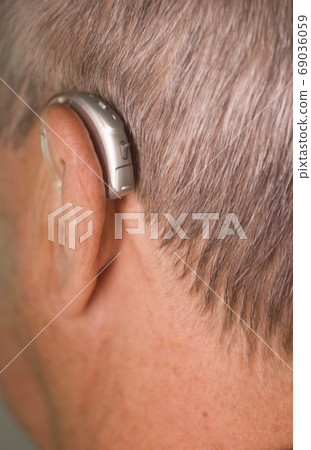 Man with hearing aid 69036059