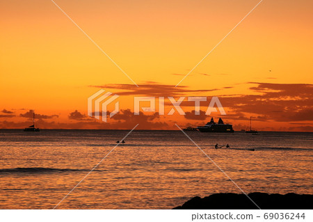 Honolulu Sunset Honolulu Sunset 69036244