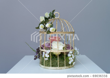 Flower arrangement using a birdcage 69036338
