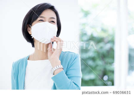Middle women: Women wearing fashionable masks 69036631