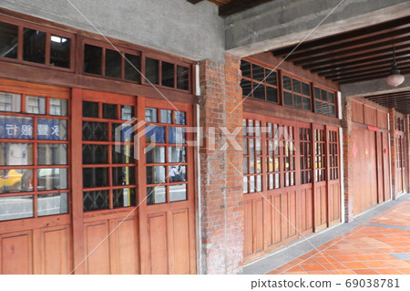 台北龍山寺附近一個剝離宿舍的磚街 台北龍山寺附近一個剝離宿舍的磚街 69038781