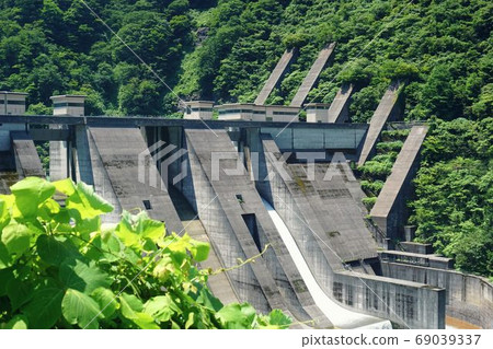Gravity concrete dam 69039337