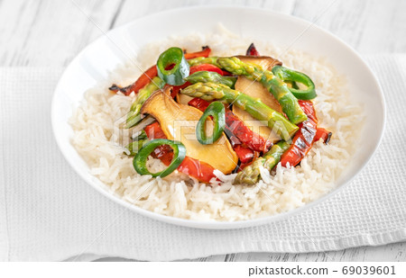Spicy king oyster mushroom stir-fry 69039601