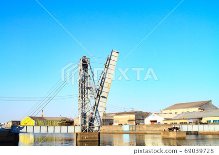 Scenery of Yokkaichi City, a rare movable railway bridge (Suehiro Bridge) 69039728