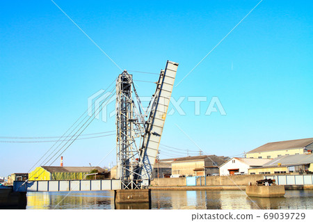 Scenery of Yokkaichi City, a rare movable railway bridge (Suehiro Bridge) Scenery of Yokkaichi City, a rare movable railway bridge (Suehiro Bridge) 69039729