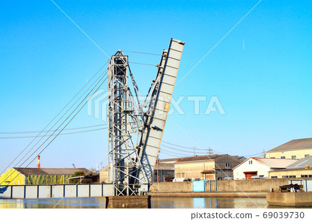 Scenery of Yokkaichi City, a rare movable railway bridge (Suehiro Bridge) Scenery of Yokkaichi City, a rare movable railway bridge (Suehiro Bridge) 69039730
