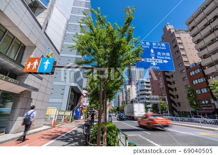 日本的東京城市景觀 朝著suitenguumae站附近的takao大樓和kiyosu Bash 照片素材 圖片 圖庫