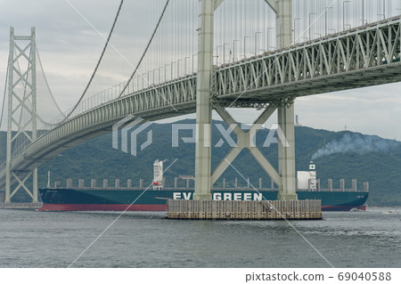 明石海峽大橋和巨型集裝箱船EVER GOVERN 69040588