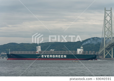 Akashi Kaikyo Bridge and giant container ship EVER GOVERN Akashi Kaikyo Bridge and giant container ship EVER GOVERN 69040591