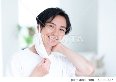 年輕人試圖早上戴上口罩 69040787