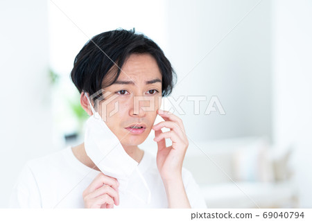 A young man who cares about rough skin because of a mask 69040794
