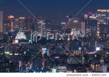 《大阪府》大阪市區，大阪城和摩天大樓的夜景 69041160