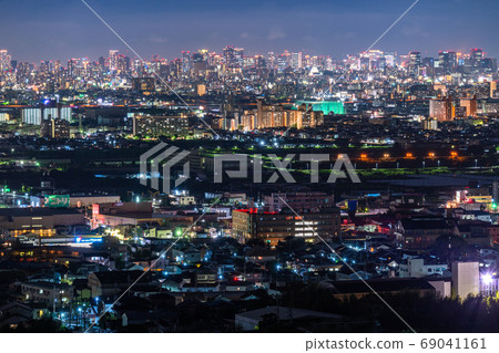 《大阪府》大阪市區，大阪城和摩天大樓的夜景 69041161