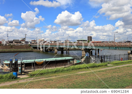 Scenery of Kamoto Bridge in Edogawa Ward 69041284