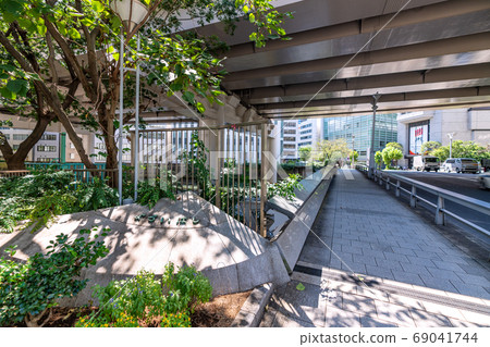 Tokyo cityscape in Japan, overlooking the Nihombashi River armored bridge, etc. (the sky is covered by the viaduct of the Metropolitan Expressway) 69041744