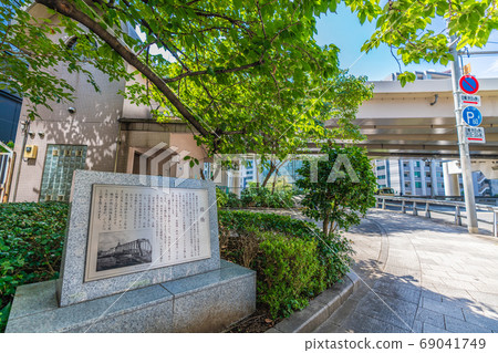 日本的東京城市景觀，可俯瞰日本橋裝甲橋（在屏幕的背面）（天空被大都會高速公路的高架橋覆蓋） 69041749