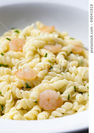 fusilli pasta with prawns and chive 69041919