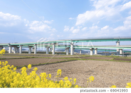 在高速公路上的高架橋 69041993