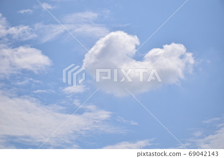 Interesting floating clouds, artistic clouds, dramatic clouds Interesting floating clouds, artistic clouds, dramatic clouds 69042143