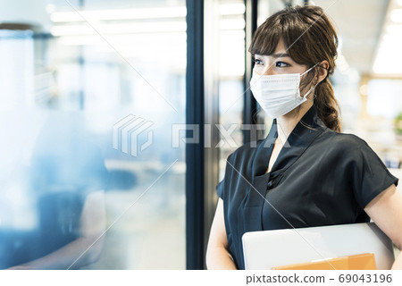 女商人以面具形式 69043196