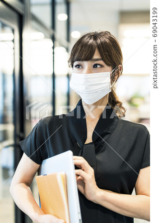 女商人以面具形式 69043199