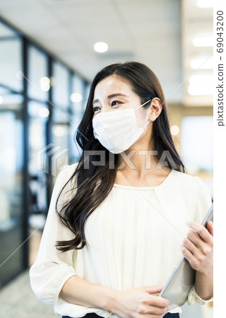 女商人以面具形式 69043200