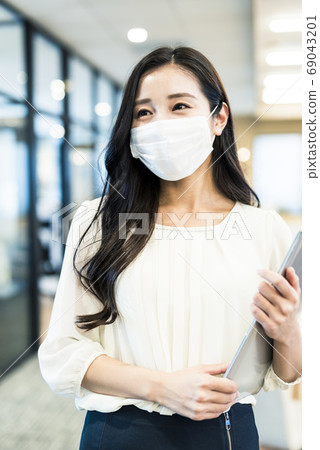女商人以面具形式 69043201