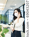 女商人以面具形式 69043207