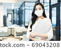 女商人以面具形式 69043208