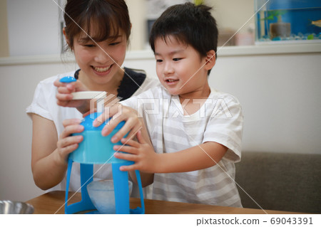 Parent and child making shaved ice Parent and child making shaved ice 69043391