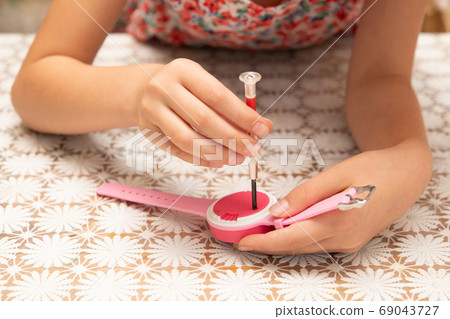 修理玩具的孩子 69043727