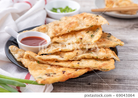 Scallion pancake Taiwan snack scallion pancake Taiwan snack 扬げ 焼き葱入り饼 69043864