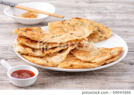 Scallion pancake Taiwan snack scallion pancake Taiwan snack 扬げ 焼き葱入り饼 69043866