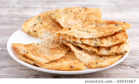 Scallion pancake Taiwan snack scallion pancake Taiwan snack 扬げ 焼き葱入り饼 69043867