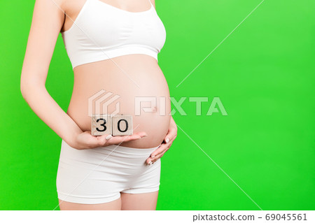 Cropped image of cubes with thirty weeks of pregnancy in pregnan Cropped image of cubes with thirty weeks of pregnancy in pregnan 69045561