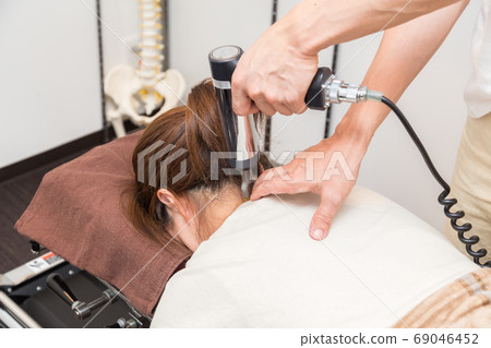 A woman receiving massage (bodywork, pelvic correction) 69046452