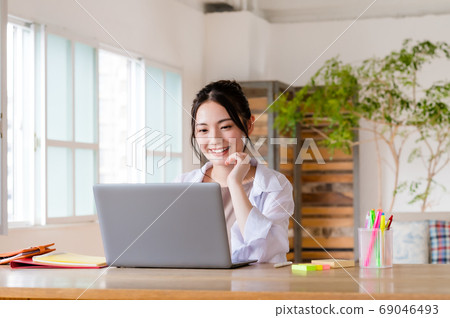 遠程辦公的年輕女子 遠程辦公的年輕女子 69046493