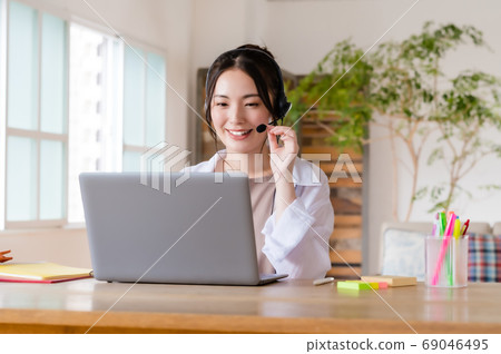 Young woman teleconferencing web conferencing Young woman teleconferencing web conferencing 69046495