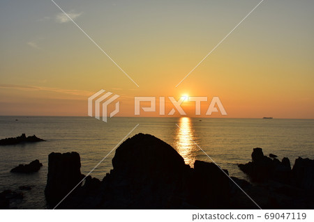 Sunset over the sea Sunset over the sea 69047119
