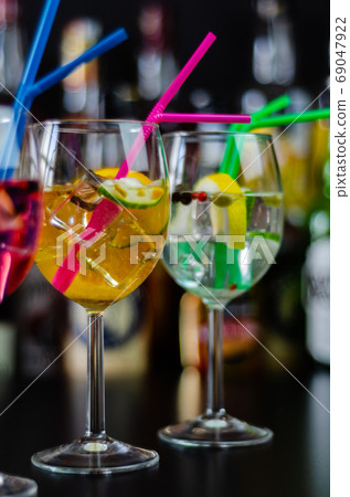 fresh and refreshing cocktails based on gin, a fresh and refreshing cocktails based on gin, a 69047922