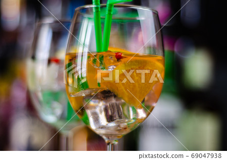 fresh and refreshing cocktails based on gin, a fresh and refreshing cocktails based on gin, a 69047938