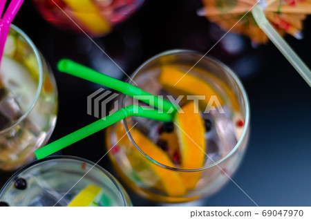 fresh and refreshing cocktails based on gin, a 69047970