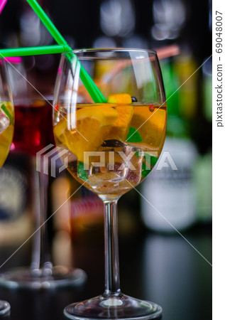 fresh and refreshing cocktails based on gin, a 69048007