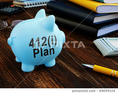 412i plan on the side of piggy bank. Pension concept. 69049328
