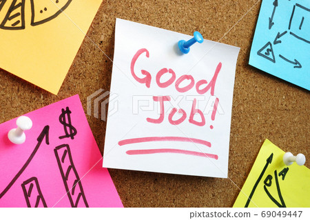 Memo stick with good job words. Employee performance appraisal concept. 69049447