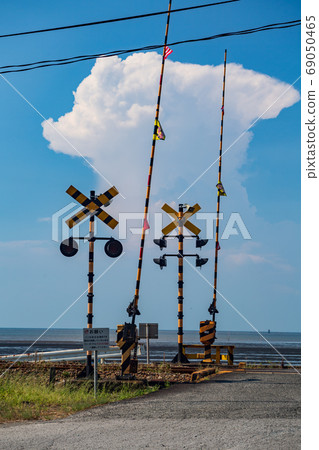 可以看到夏日的白雲的海上鐵路道口 可以看到夏日的白雲的海上鐵路道口 69050465