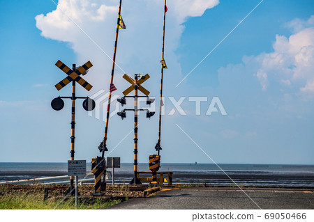 可以看到夏日的白雲的海上鐵路道口 可以看到夏日的白雲的海上鐵路道口 69050466